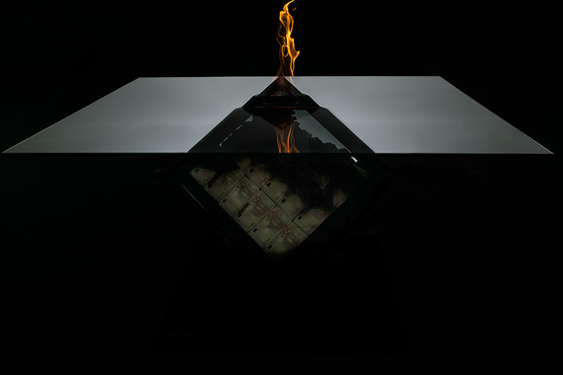 Дизайнерский стол с горящими купюрами