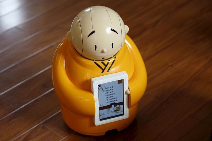 robot monakh v buddijskom khrame 9