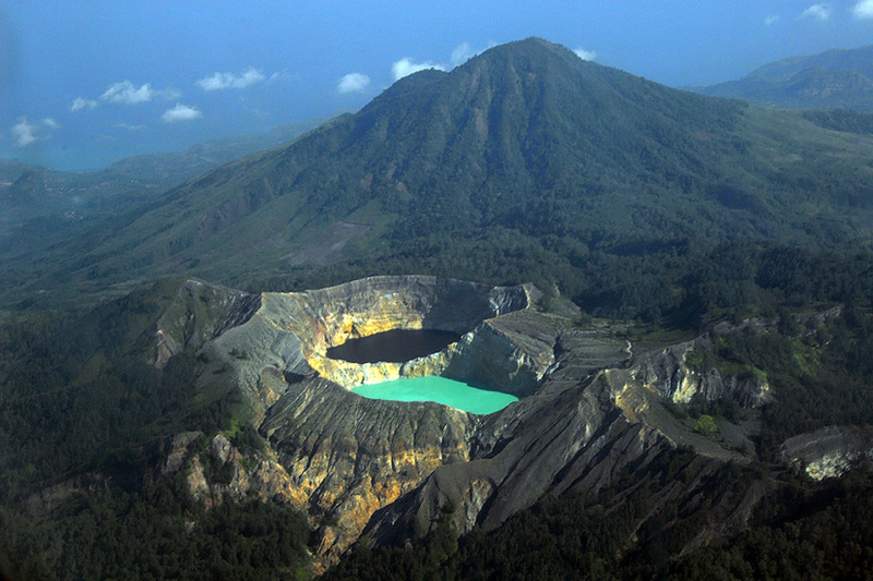Разноцветные озера в кратере вулкана Келимуту
