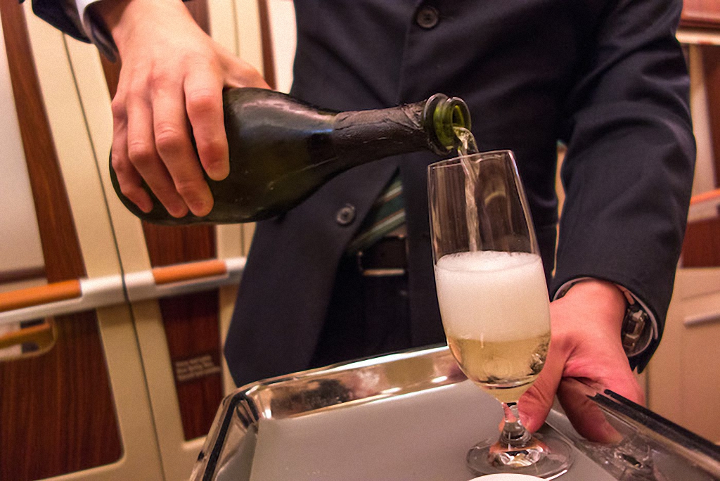 На борту сразу предложат бокал шампанского «Dom Perignon».