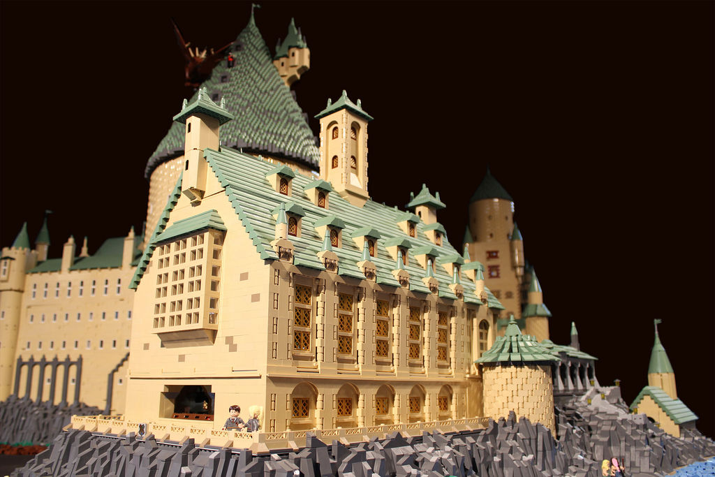 Школа Хогвартс из 400 тысяч деталей LEGO