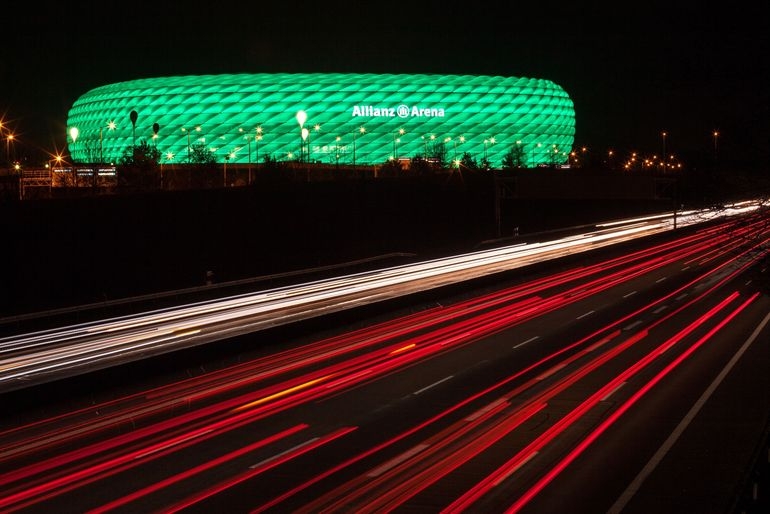 stadion myunkhenskoj bavarii ukrasil svetodiodnyj fasad 4