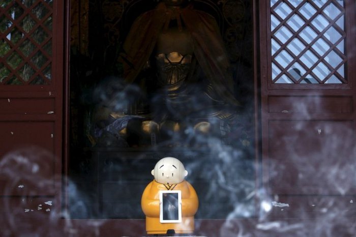 robot monakh v buddijskom khrame 1