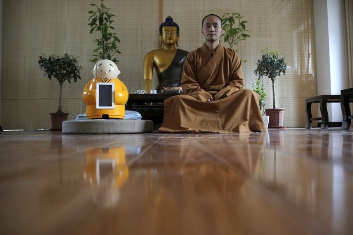 robot monakh v buddijskom khrame 5