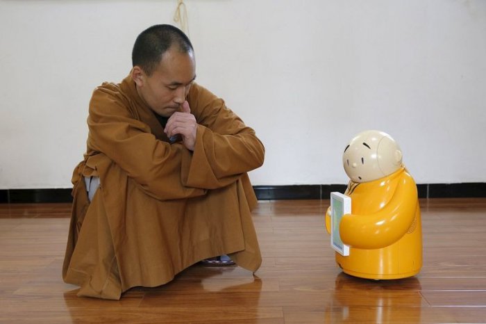 robot monakh v buddijskom khrame 6