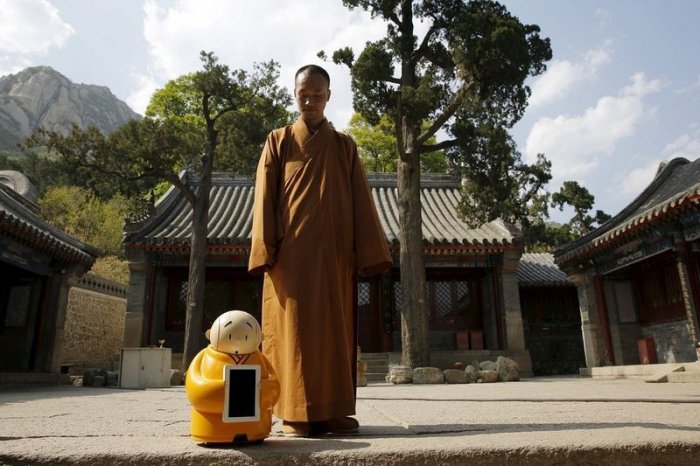robot monakh v buddijskom khrame 8
