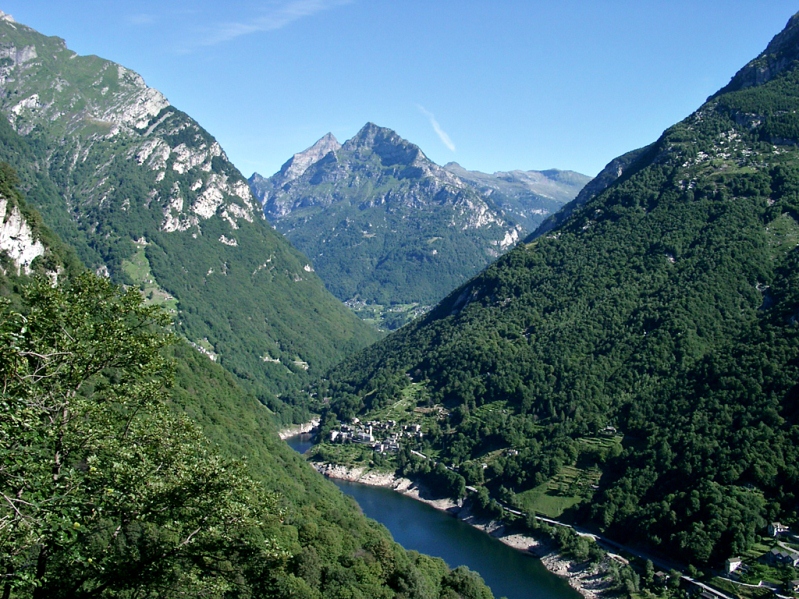 Кристально чистая река Верзаска. Швейцария.