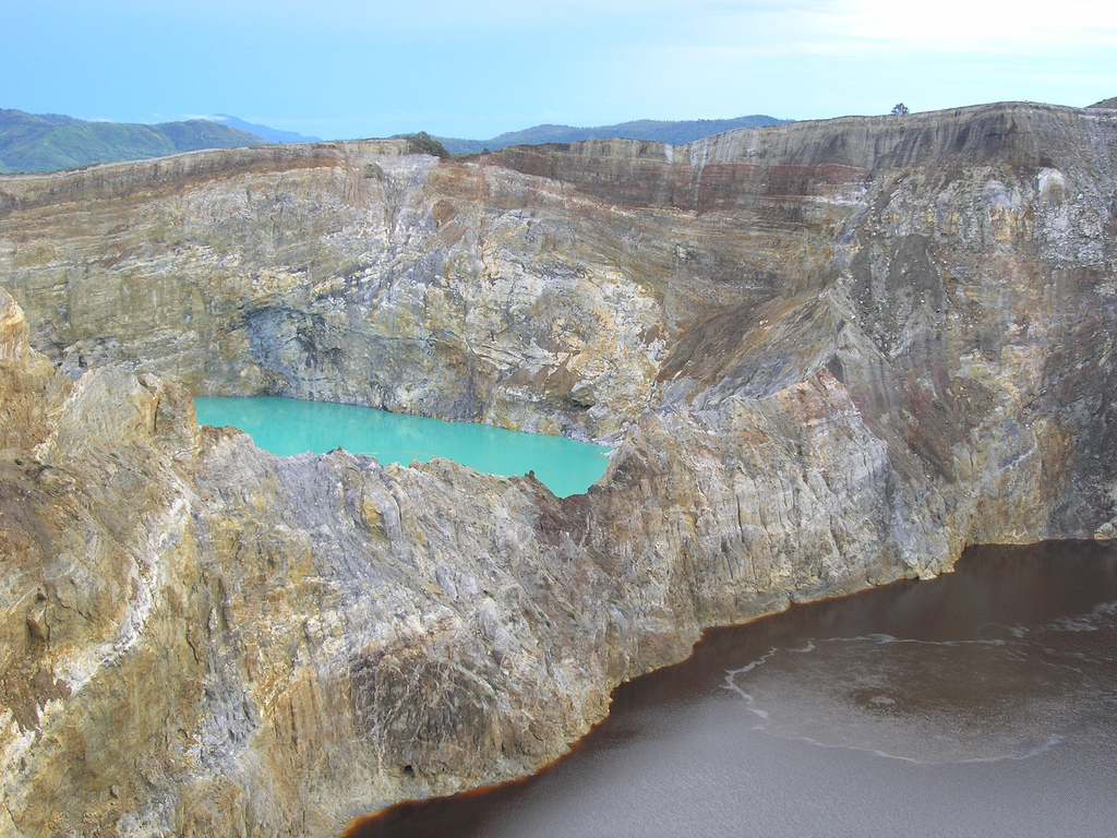 Разноцветные озера в кратере вулкана Келимуту